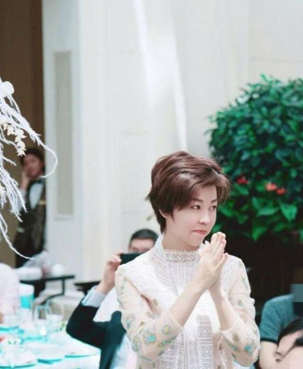 恒盛优配 张怡宁带全家出席朋友婚礼，闪婚大20岁富豪后，她活成“另类”