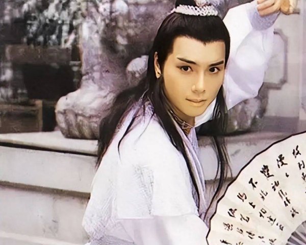 天织股票配资 TVB知名男星罕见露面，双鬓斑白至今未婚，曾苦恋刘晓庆却无疾而终