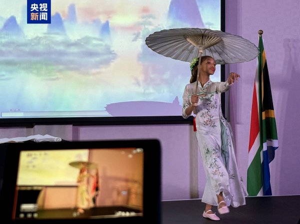 臻富配资 开普敦上演中文秀 南非中小学生角逐“汉语桥”