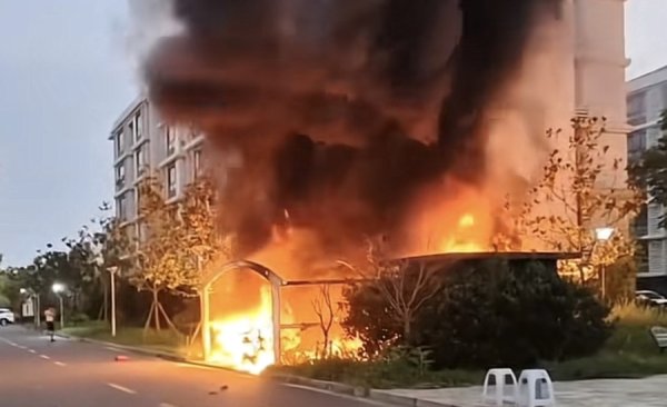 点金网 崇明一小区室外停车区域突发起火事故 所幸未有人员伤亡